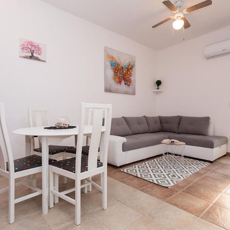 Lara - Apartment Near The Beach Връбник Екстериор снимка