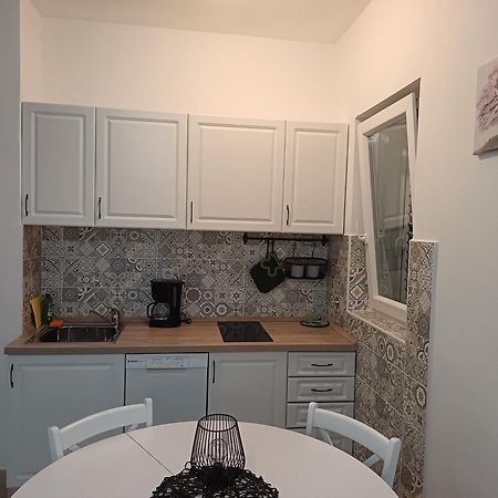 Lara - Apartment Near The Beach Връбник Екстериор снимка