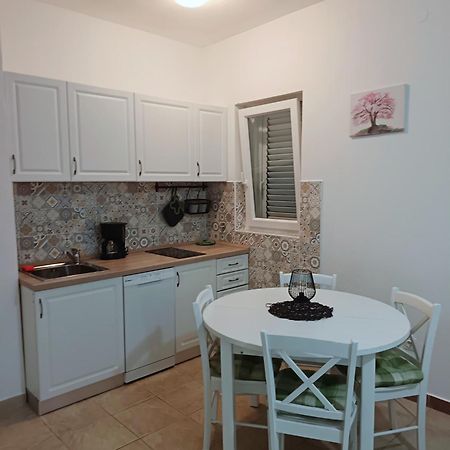 Lara - Apartment Near The Beach Връбник Екстериор снимка