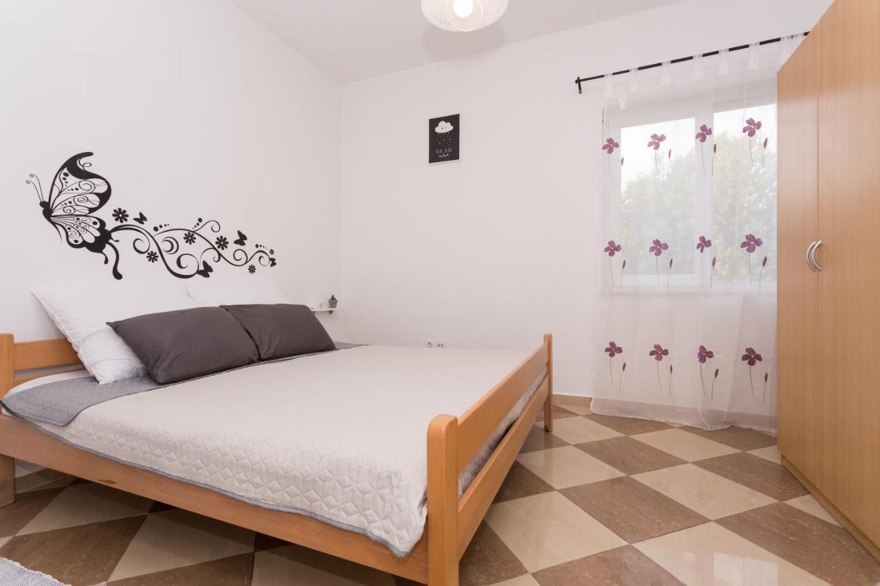 Lara - Apartment Near The Beach Връбник Екстериор снимка