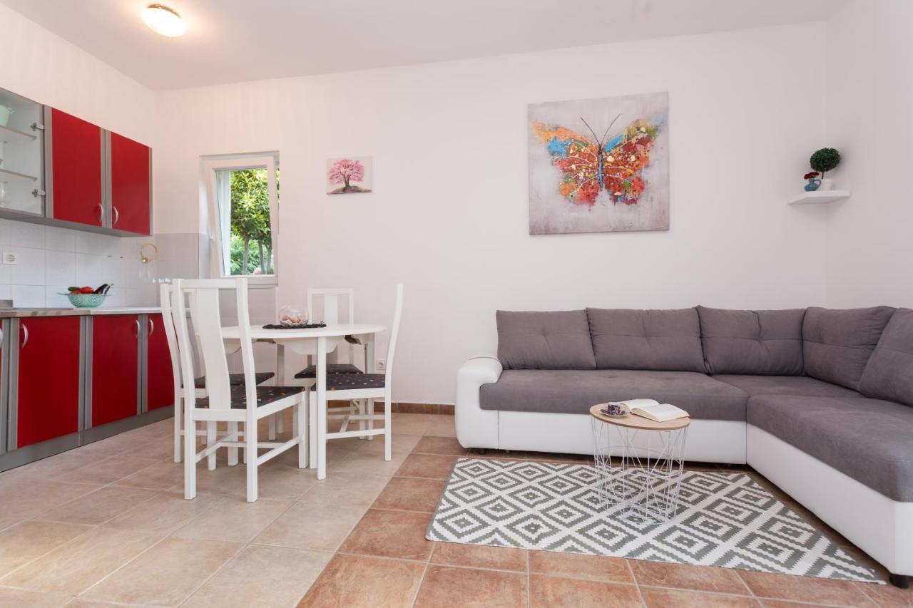 Lara - Apartment Near The Beach Връбник Екстериор снимка