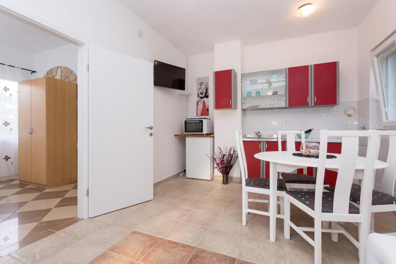 Lara - Apartment Near The Beach Връбник Екстериор снимка