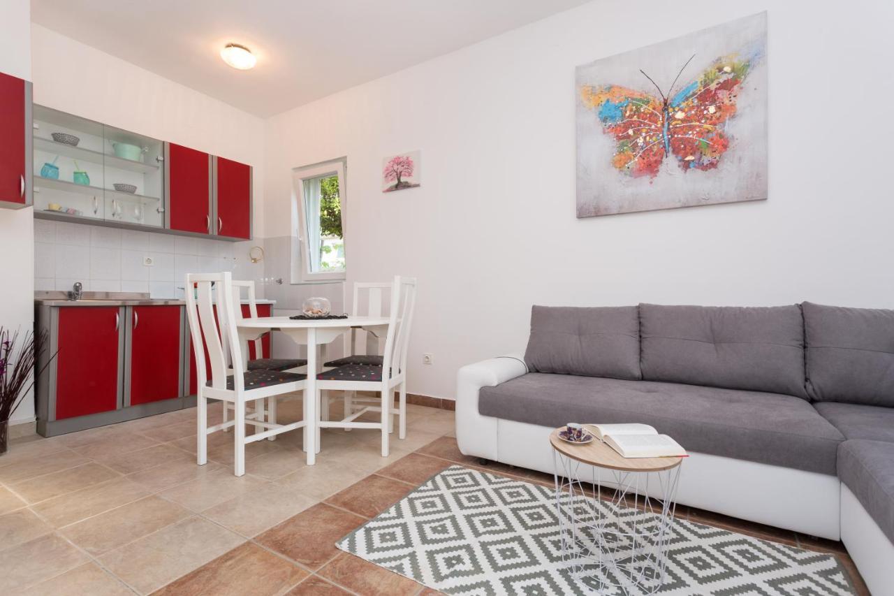 Lara - Apartment Near The Beach Връбник Екстериор снимка