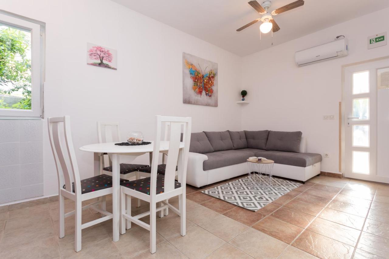 Lara - Apartment Near The Beach Връбник Екстериор снимка