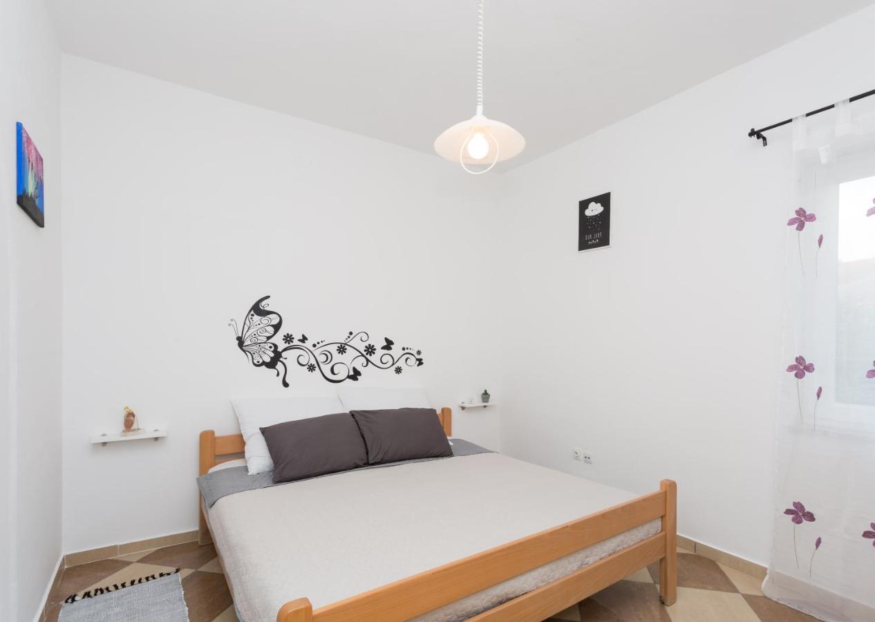 Lara - Apartment Near The Beach Връбник Екстериор снимка