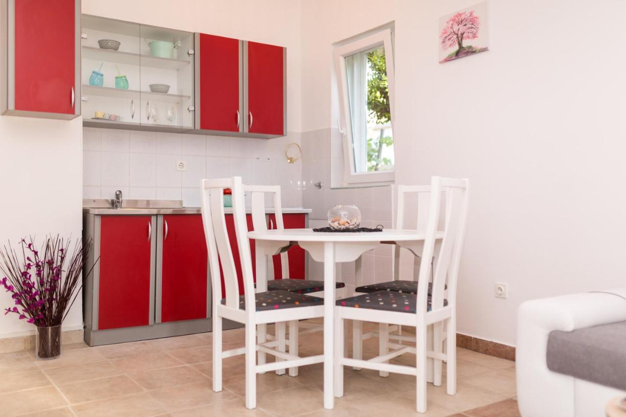 Lara - Apartment Near The Beach Връбник Екстериор снимка