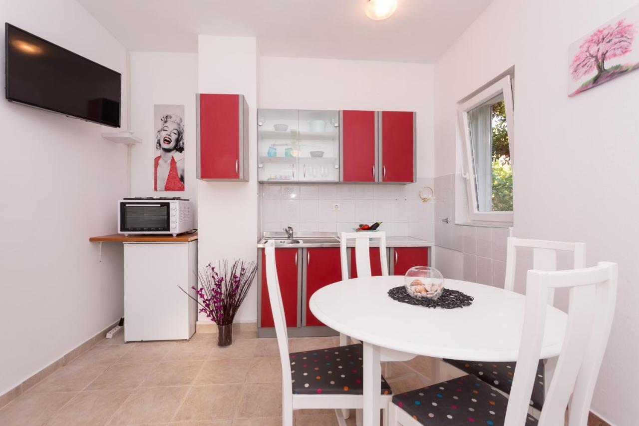 Lara - Apartment Near The Beach Връбник Екстериор снимка
