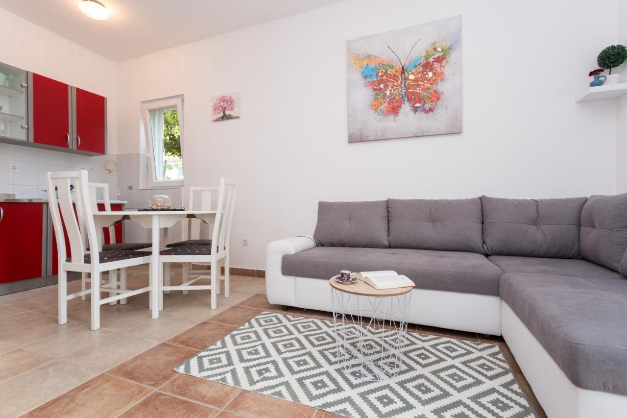 Lara - Apartment Near The Beach Връбник Екстериор снимка