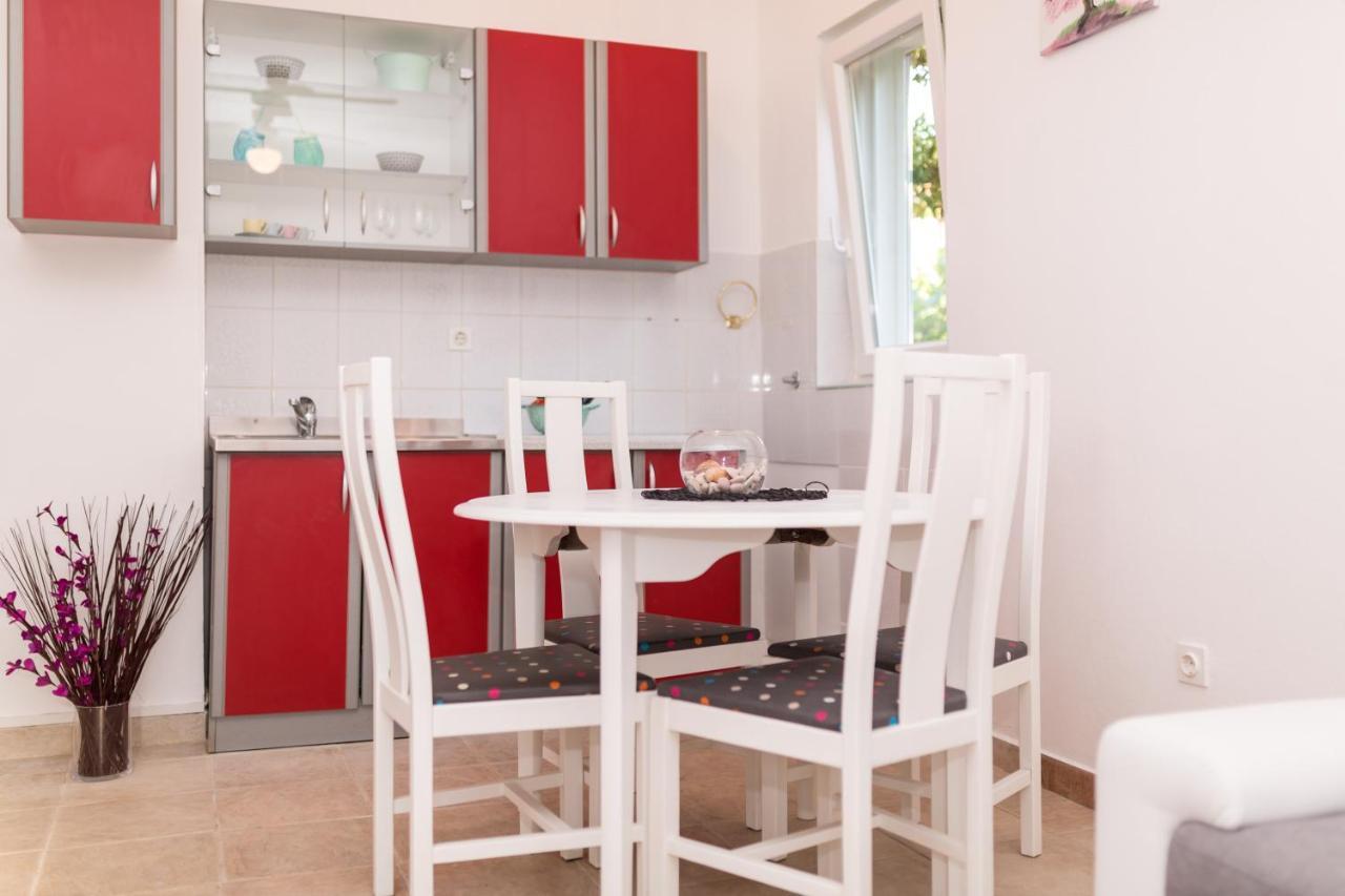 Lara - Apartment Near The Beach Връбник Екстериор снимка